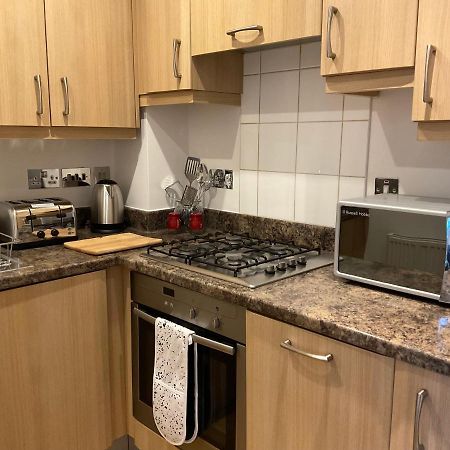 Modern 2 Bed Apt In Egham High Street, With Private Parking And Wifi Apartment Exterior photo